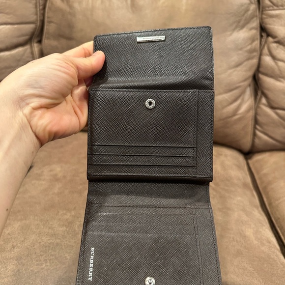 Black Compact Wallet with Textured Leather Design - Picture 8 of 15